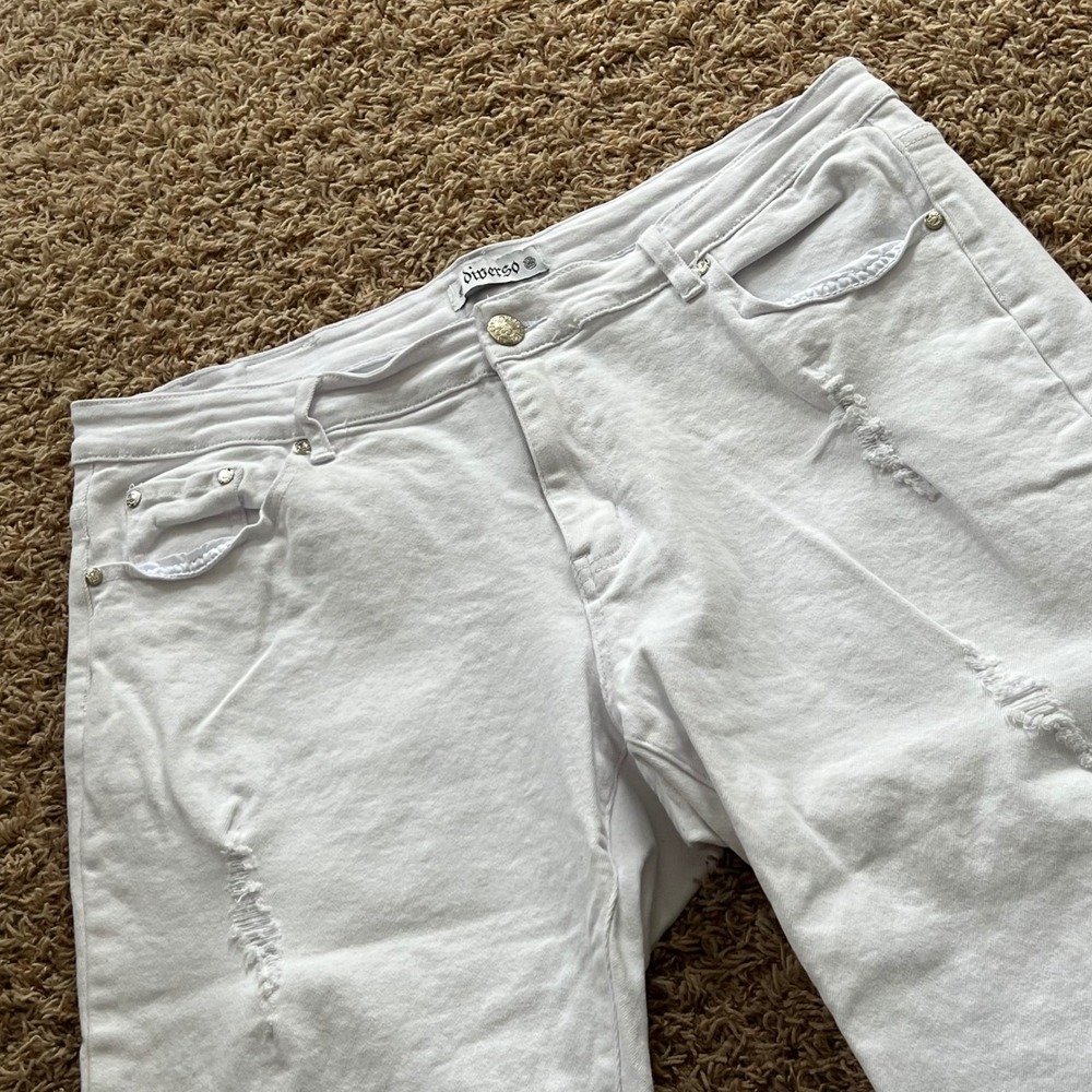 Diverso Women's White Distressed Denim‎ Capri Jeans Size 20W Cropped